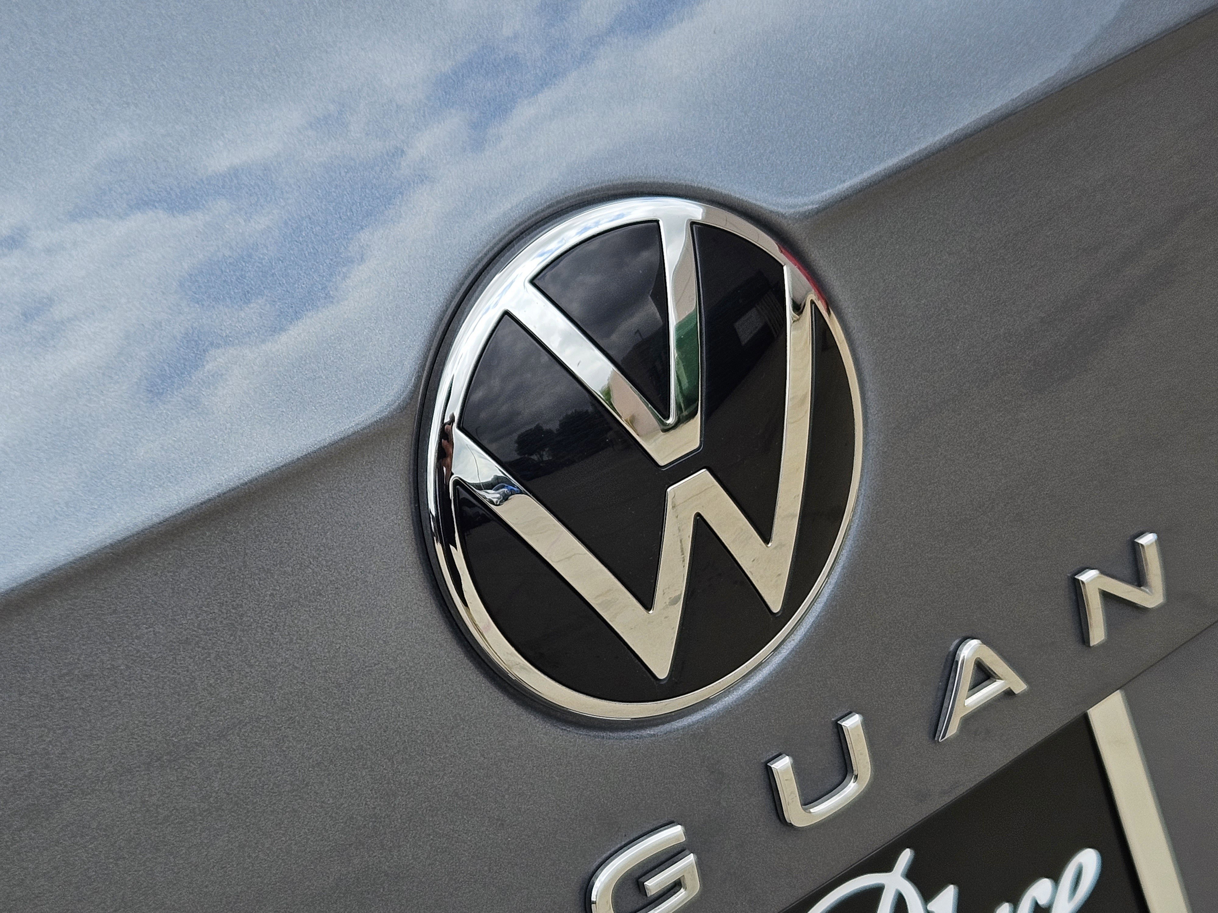 Used 2023 Volkswagen Tiguan SE R-Line FWD image 30