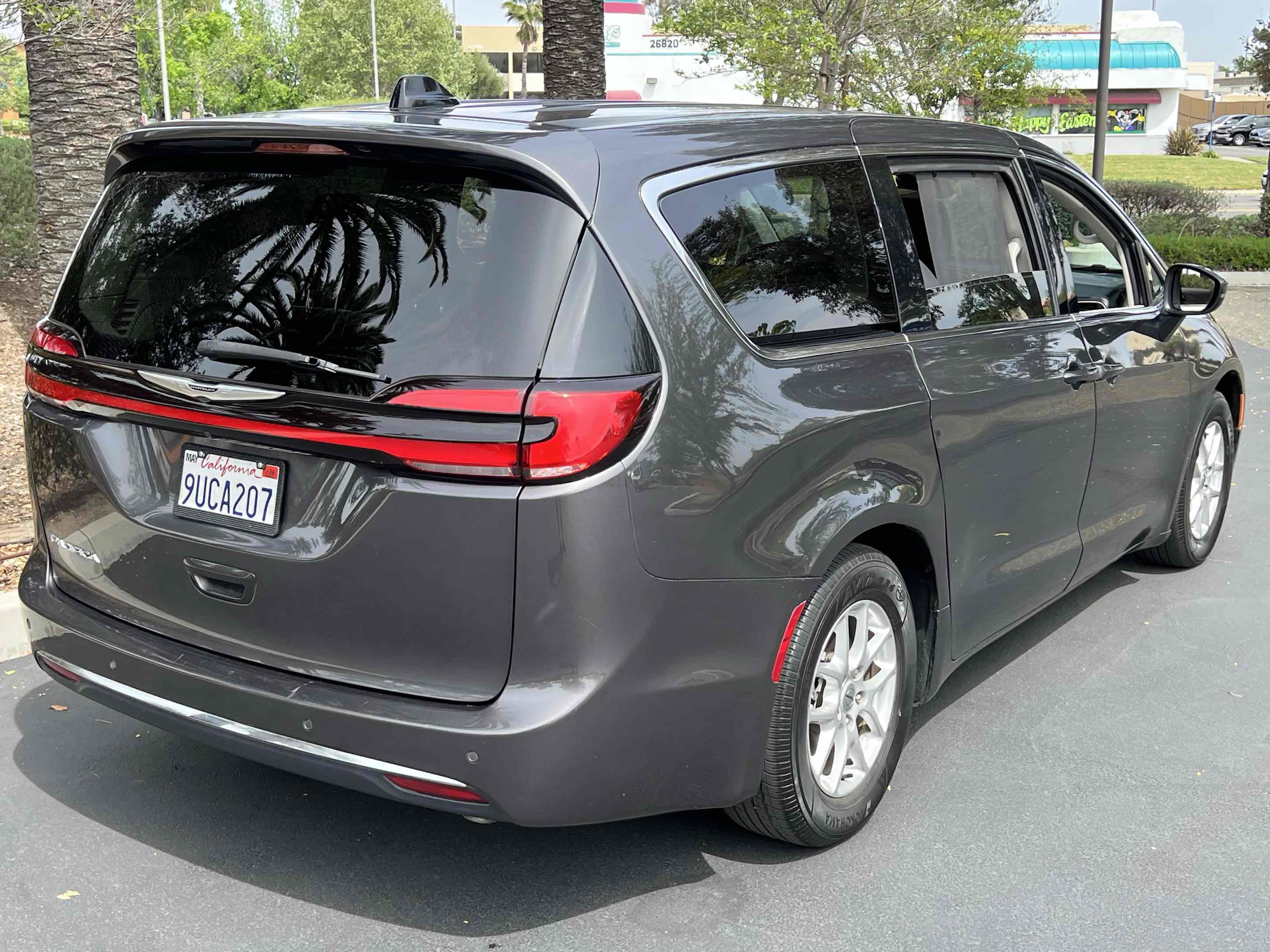 Used 2023 Chrysler Pacifica Touring-L image 14