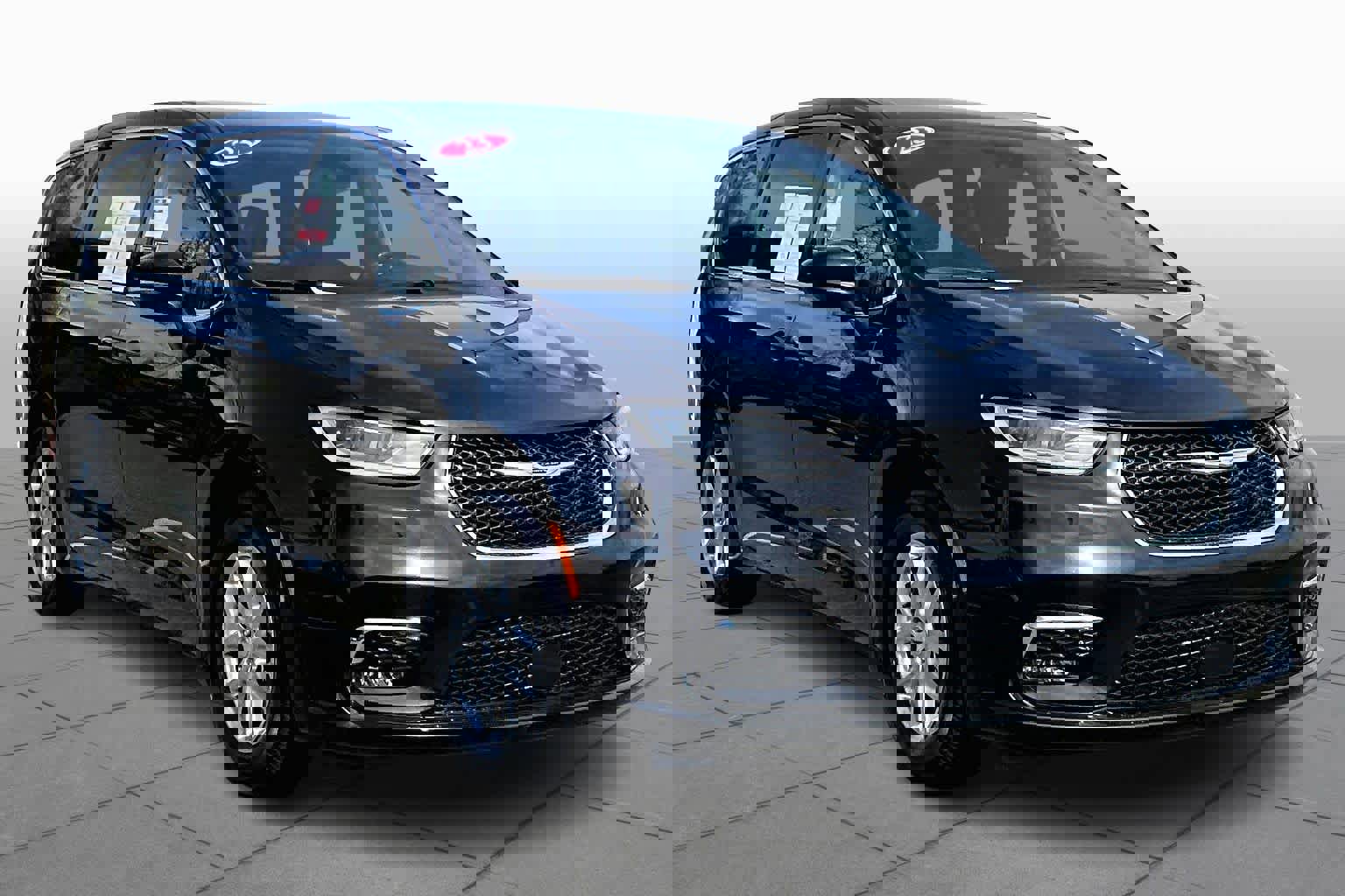 Used 2024 Chrysler Pacifica Touring-L image 2