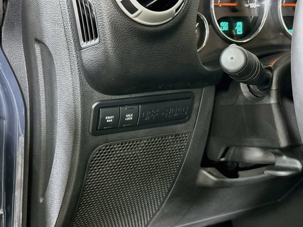 Used 2018 Jeep Wrangler Unlimited Rubicon w/ Connectivity Group AWD/4WD image 16
