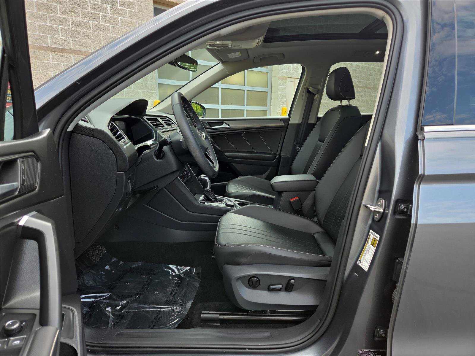 Certified 2022 Volkswagen Tiguan SE w/ Panoramic Sunroof Package AWD/4WD image 12