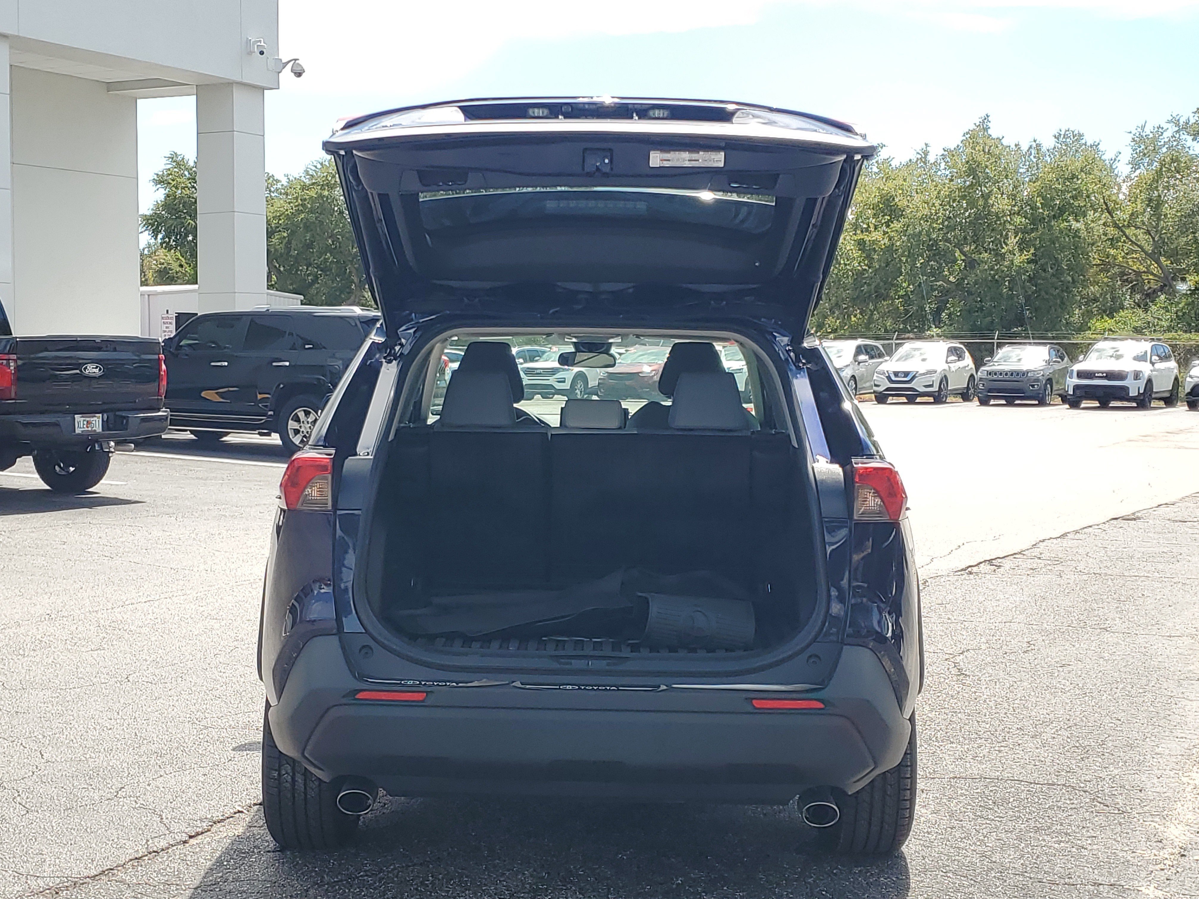 Used 2022 Toyota RAV4 XLE Premium AWD/4WD image 9