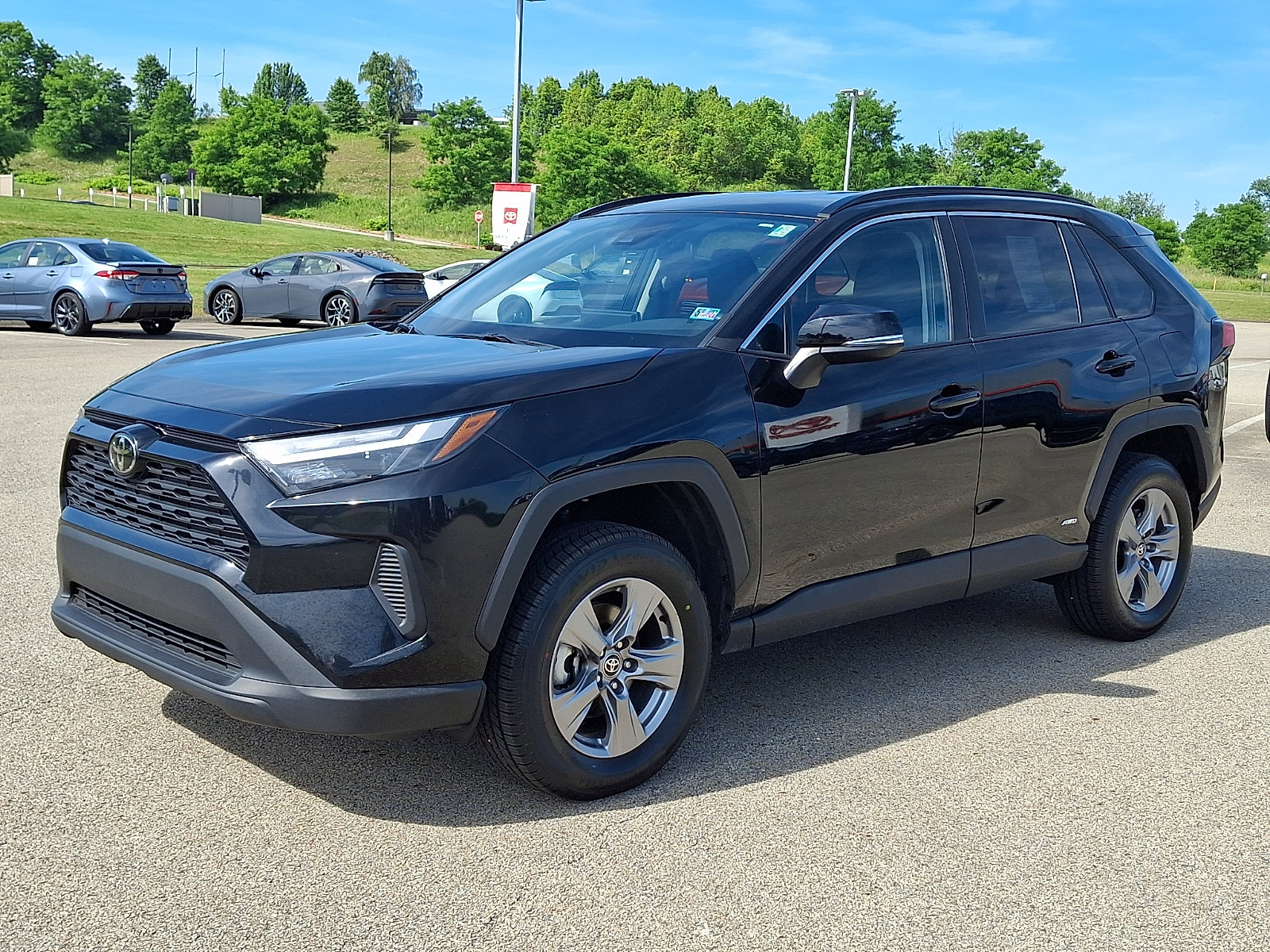 Used 2025 Toyota RAV4 XLE AWD/4WD image 3