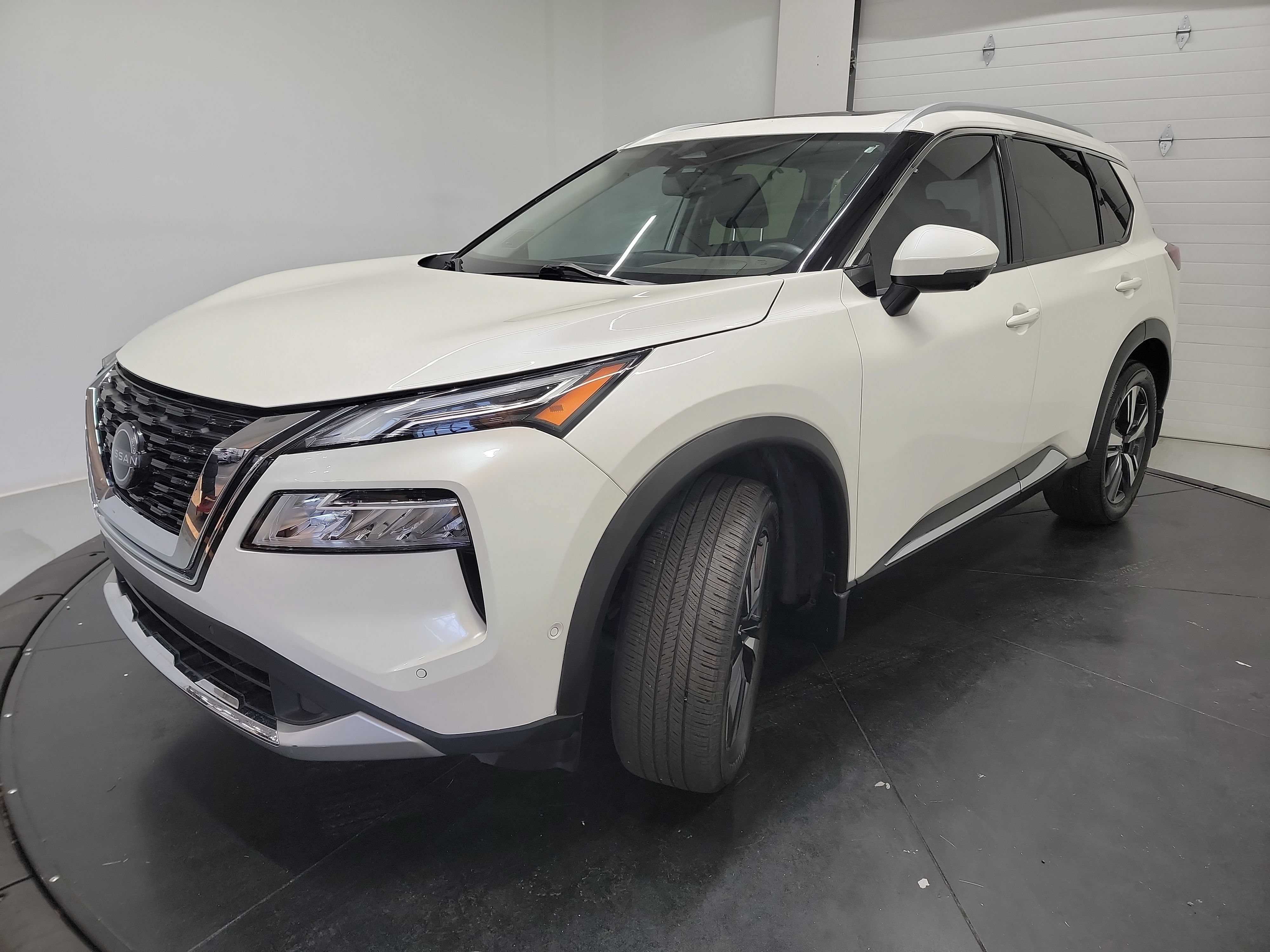 Used 2023 Nissan Rogue Platinum FWD image 3