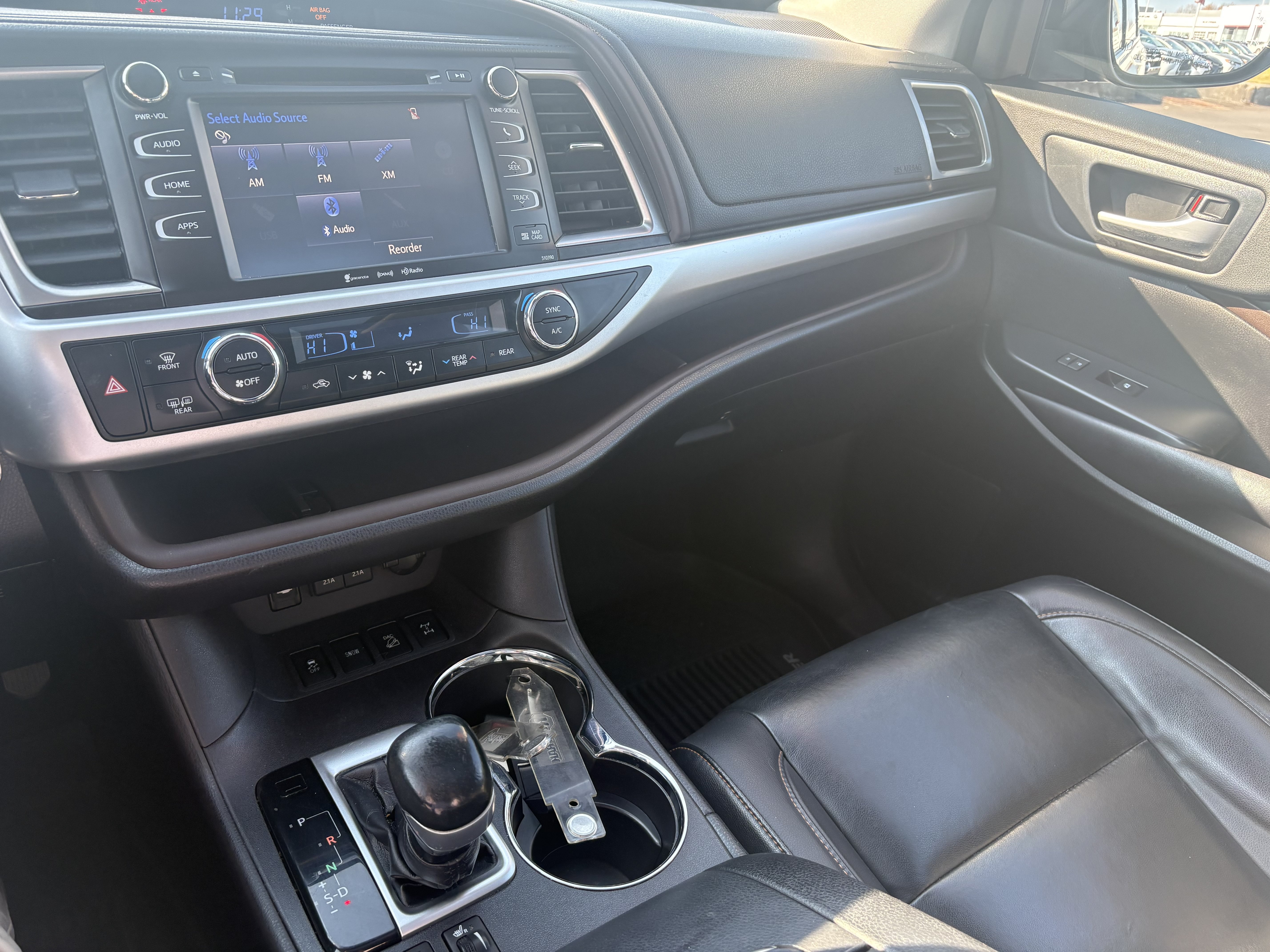 Used 2019 Toyota Highlander XLE AWD/4WD image 9