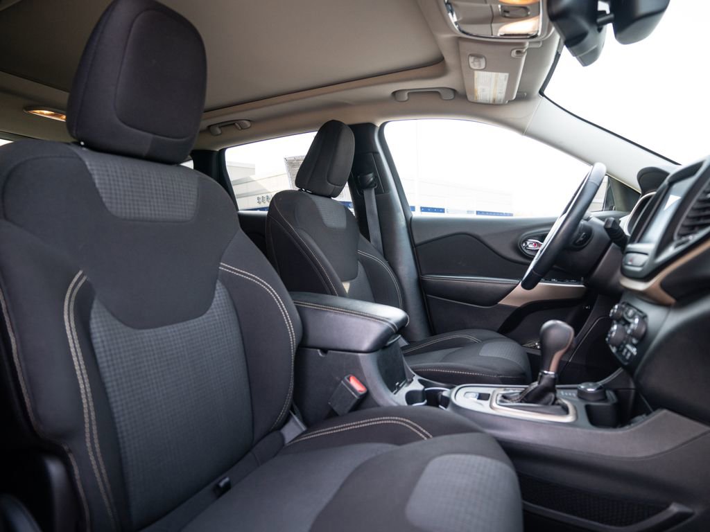 Used 2017 Jeep Cherokee Latitude w/ Comfort/Convenience Group image 17