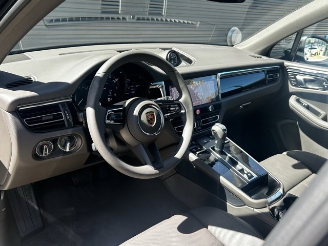 Certified 2025 Porsche Macan image 4