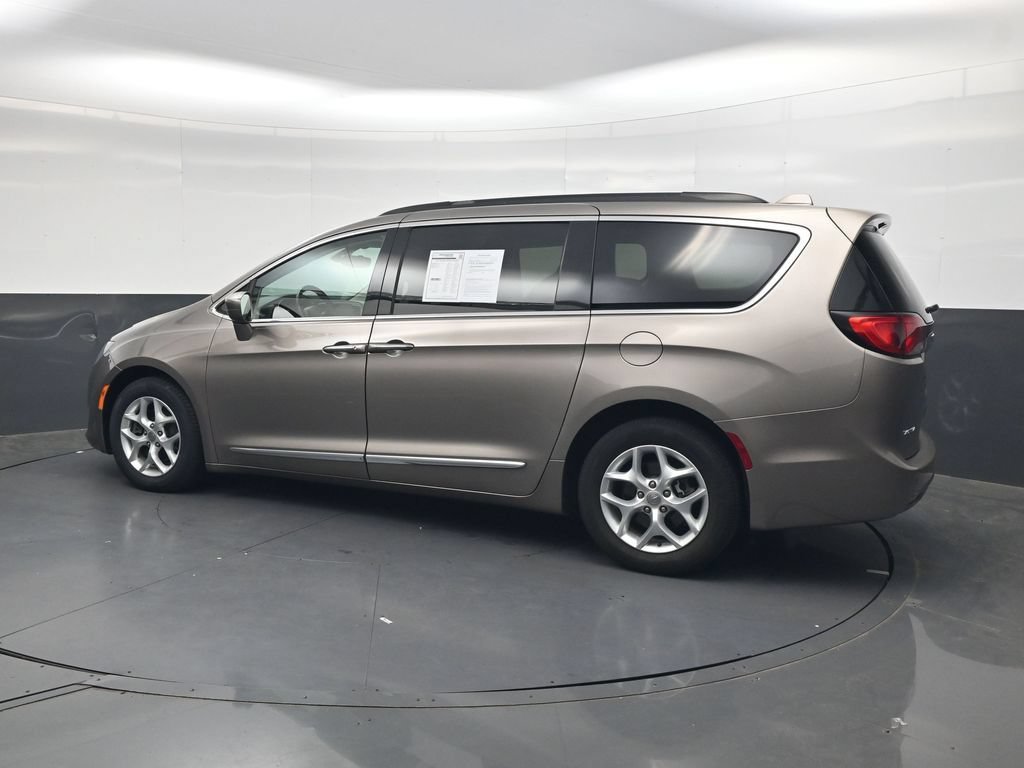 Used 2017 Chrysler Pacifica Touring-L w/ Tire & Wheel Group FWD image 8