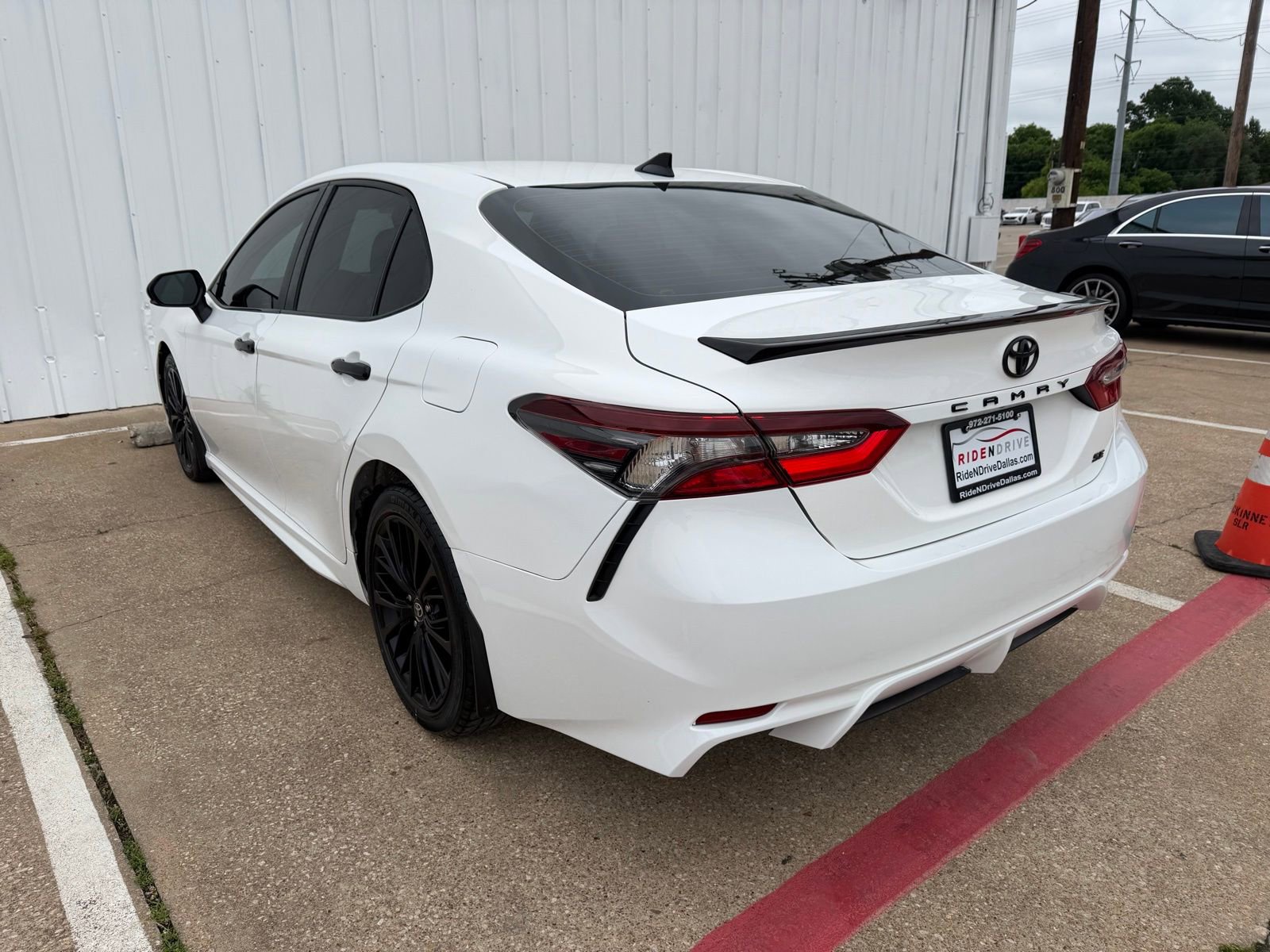 Used 2022 Toyota Camry SE FWD image 4