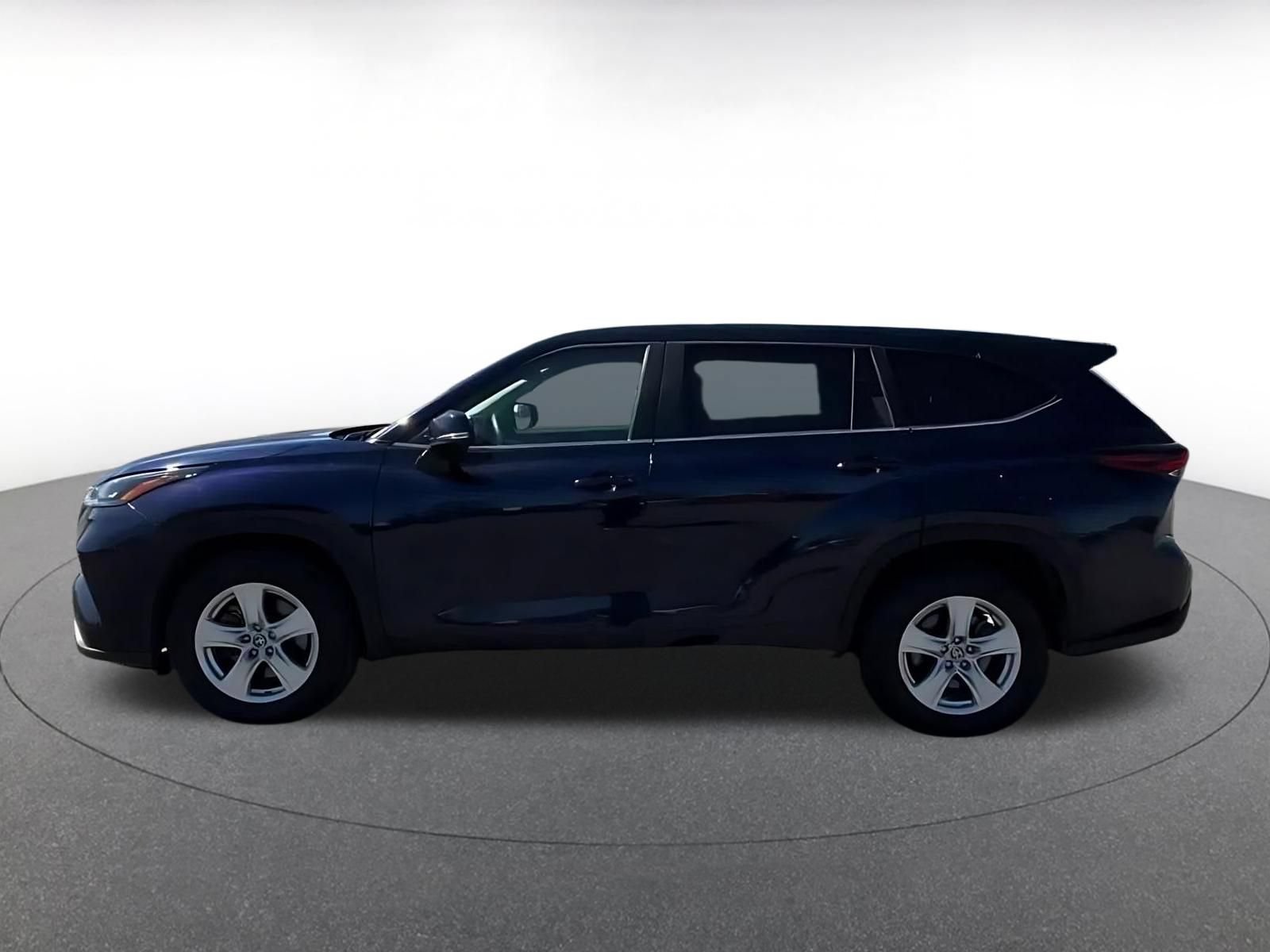 Used 2025 Toyota Highlander LE FWD image 8