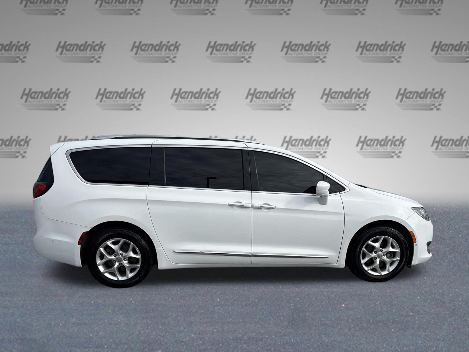 Used 2020 Chrysler Pacifica Touring-L Plus w/ Tire & Wheel Group FWD image 10