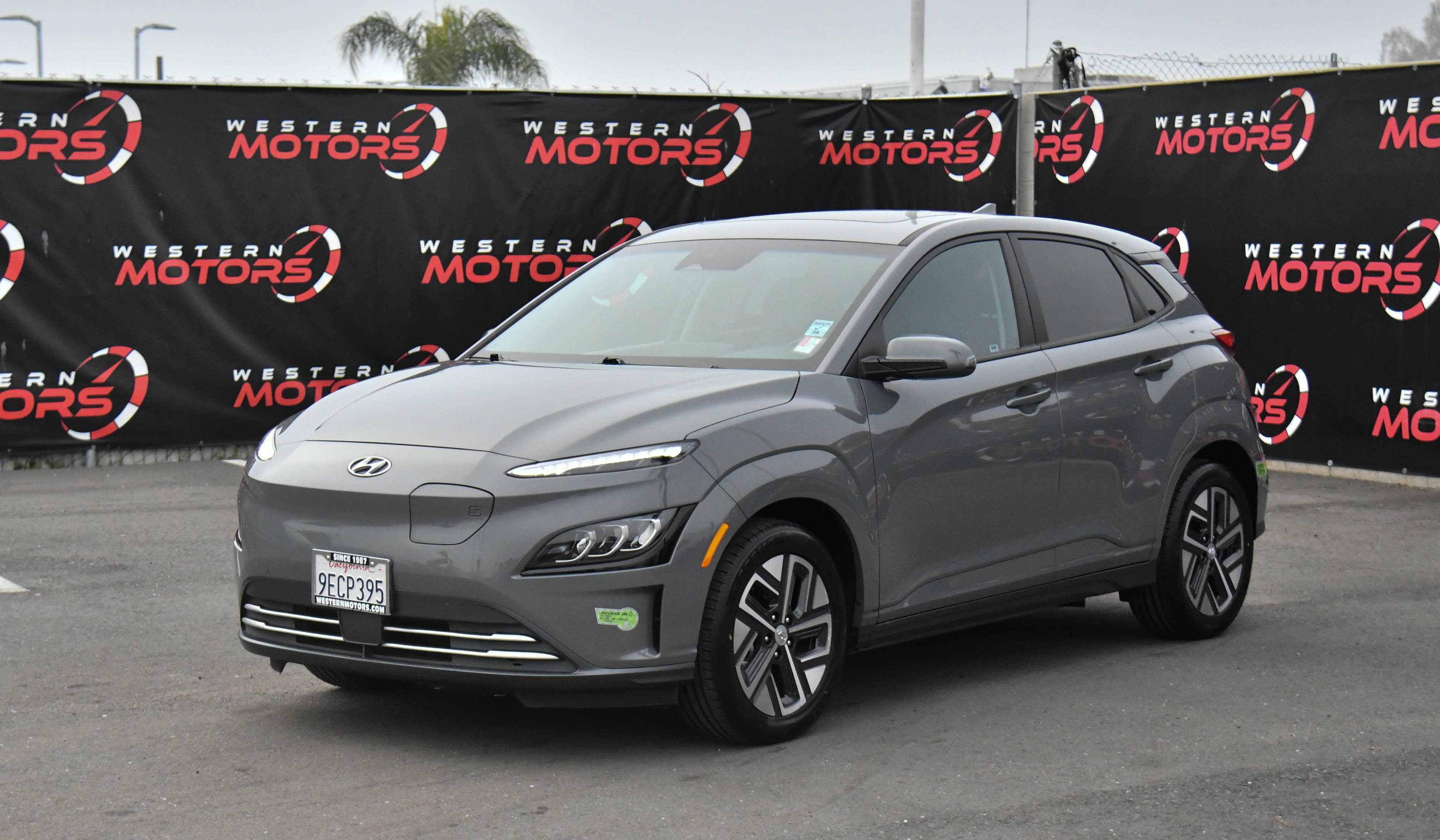 Used 2023 Hyundai Kona Limited image 3