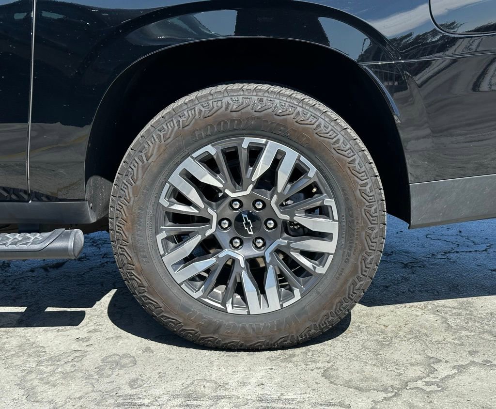 Used 2025 Chevrolet Suburban Z71 AWD/4WD image 3
