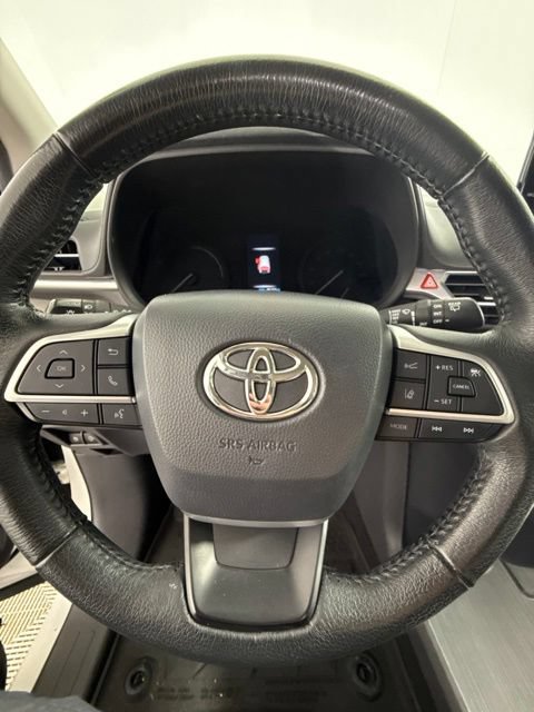 Used 2022 Toyota Sienna XLE FWD image 17