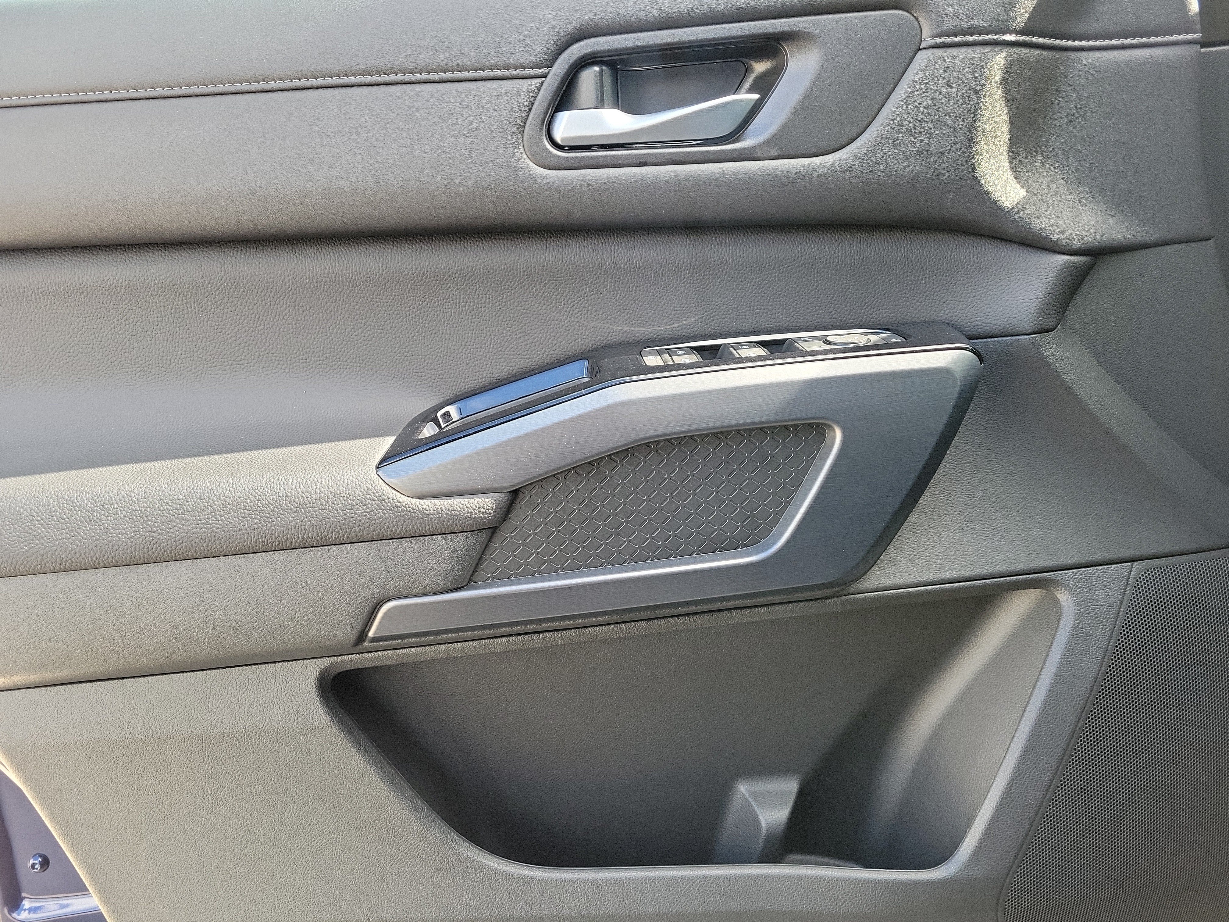 Certified 2025 Nissan Pathfinder SL FWD image 14
