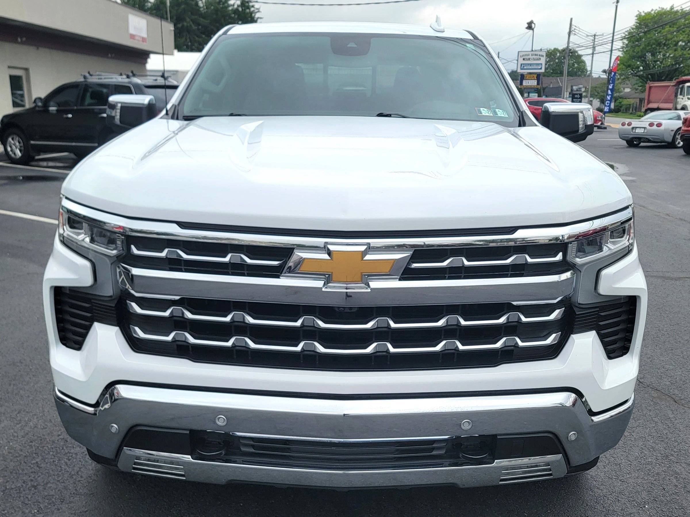 Used 2024 Chevrolet Silverado 1500 LTZ AWD/4WD image 2