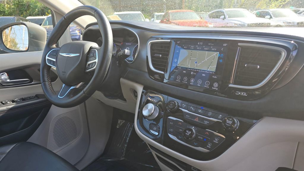 Used 2020 Chrysler Pacifica Touring-L image 10