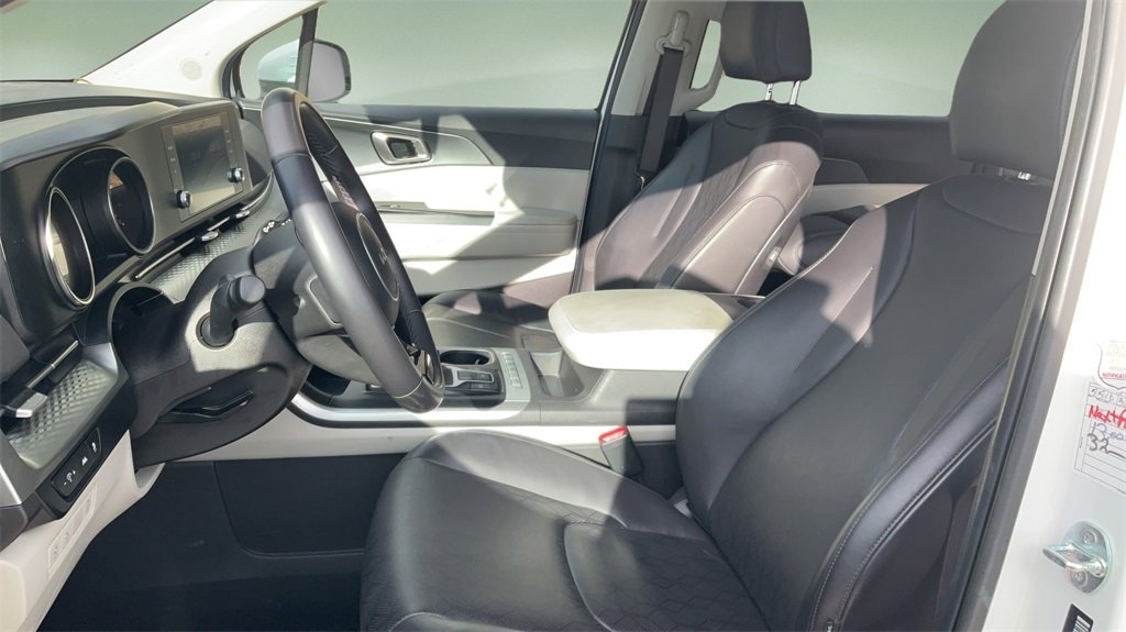 Used 2024 Kia Carnival LX image 16