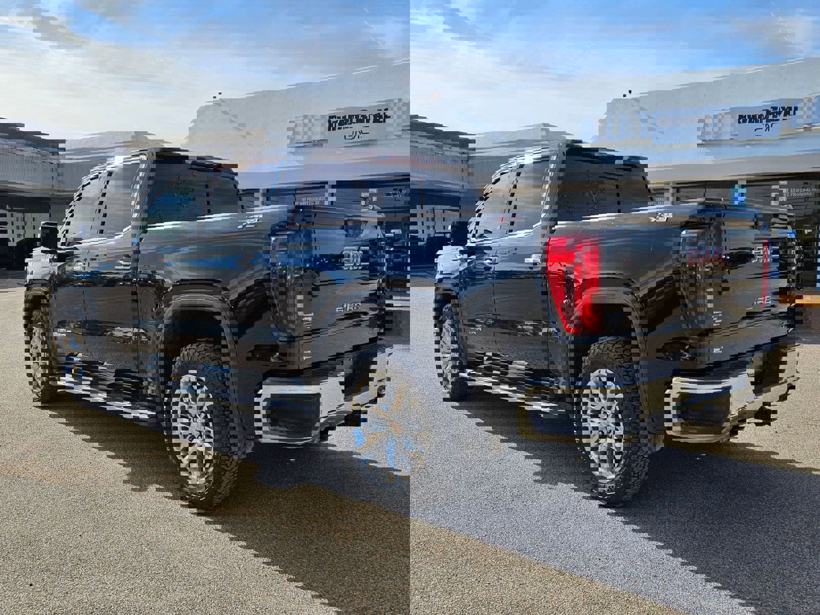 Used 2021 GMC Sierra 1500 SLT w/ SLT Premium Package image 3