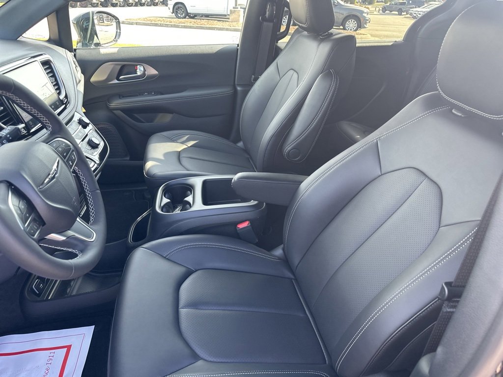 New 2026 Chrysler Pacifica Select image 12