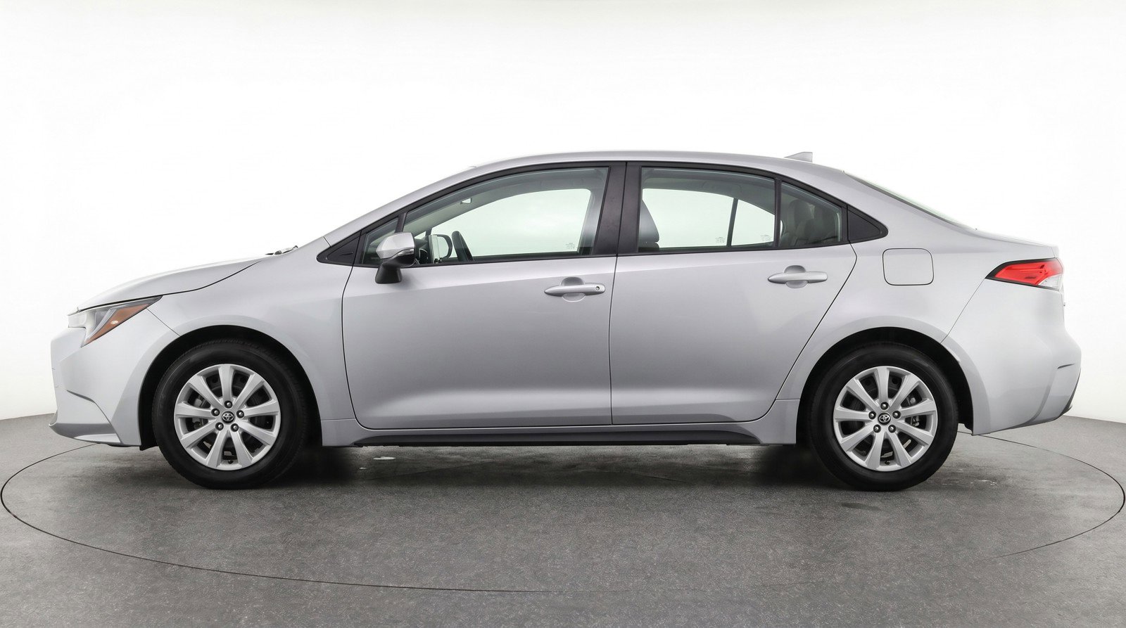 Used 2025 Toyota Corolla LE FWD image 5