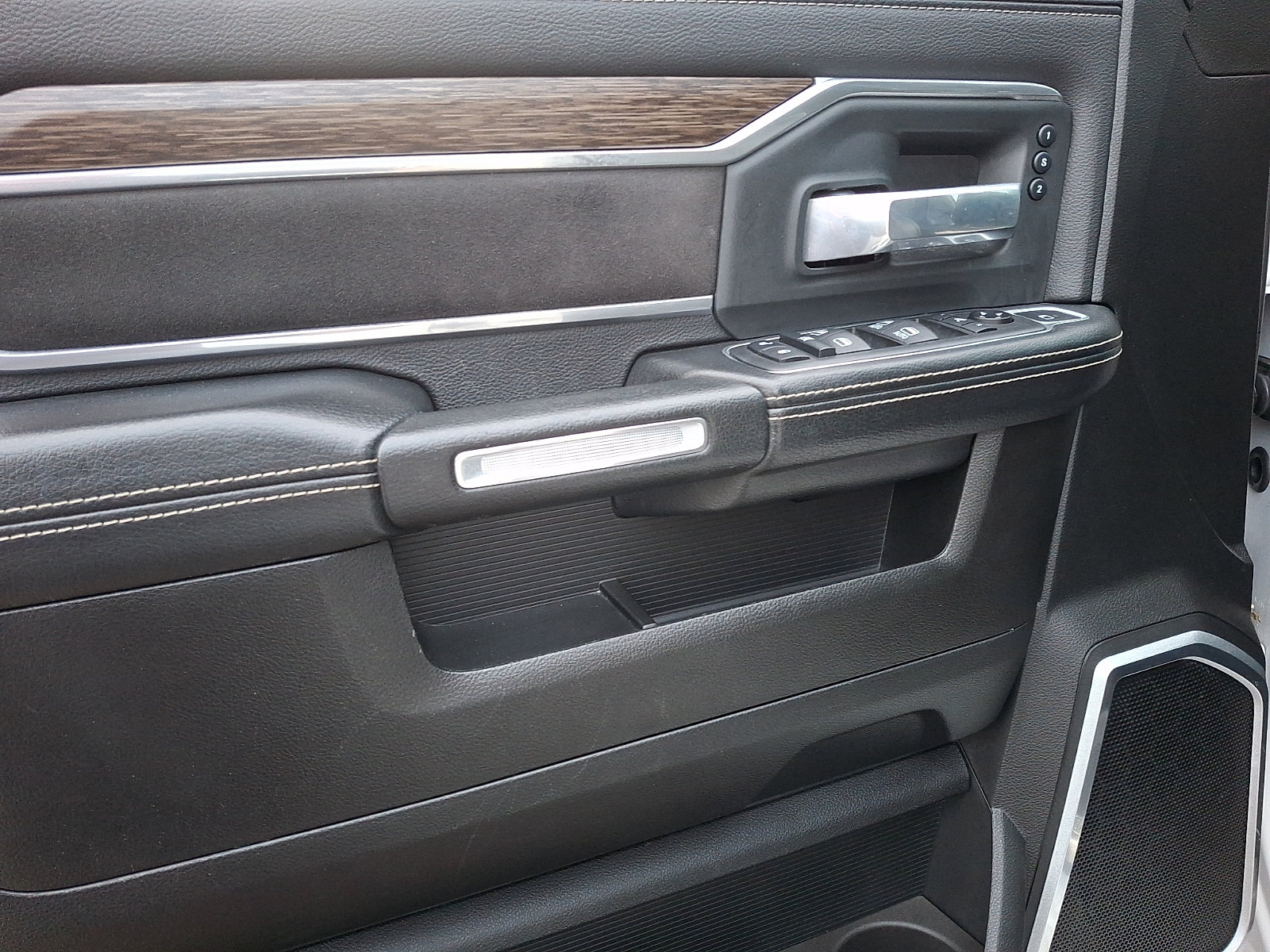 Used 2019 RAM 2500 Laramie AWD/4WD image 13