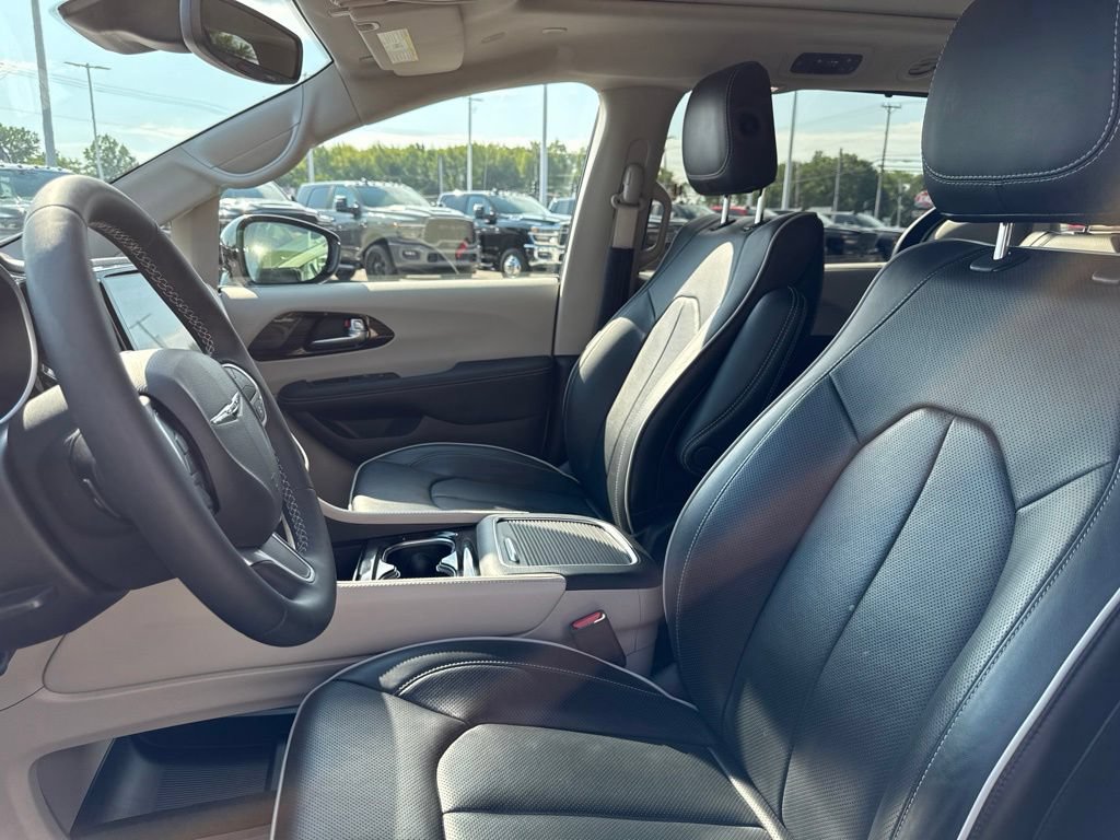 Used 2023 Chrysler Pacifica Limited AWD/4WD image 45