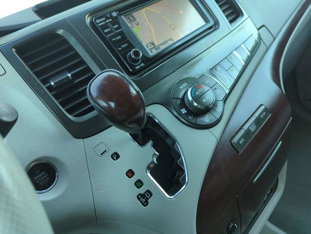 Used 2013 Toyota Sienna XLE w/ Entertainment Pkg image 28
