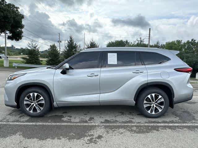 Used 2020 Toyota Highlander XLE AWD/4WD image 2