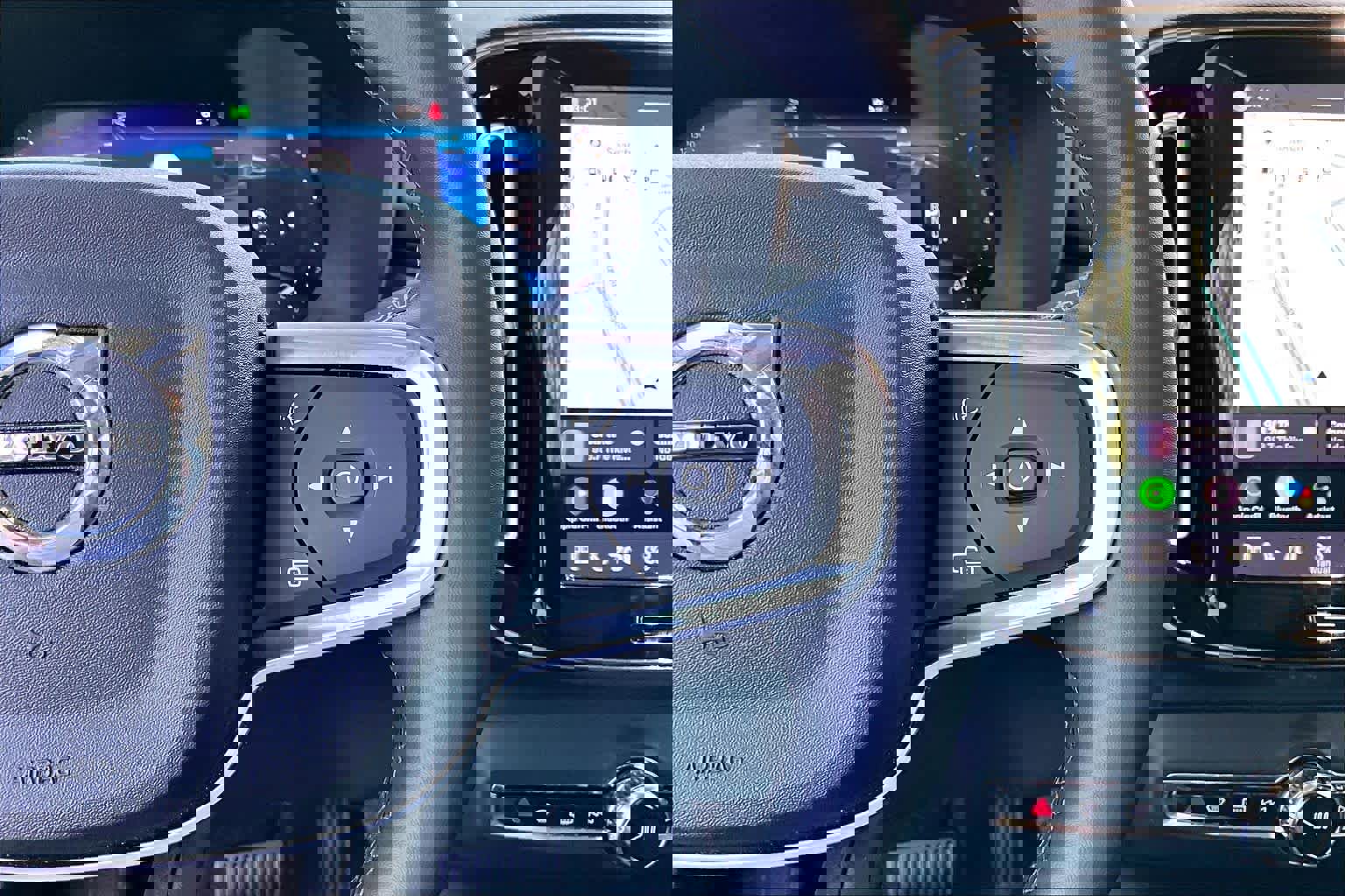 Used 2025 Volvo XC40 B5 Plus AWD/4WD image 25