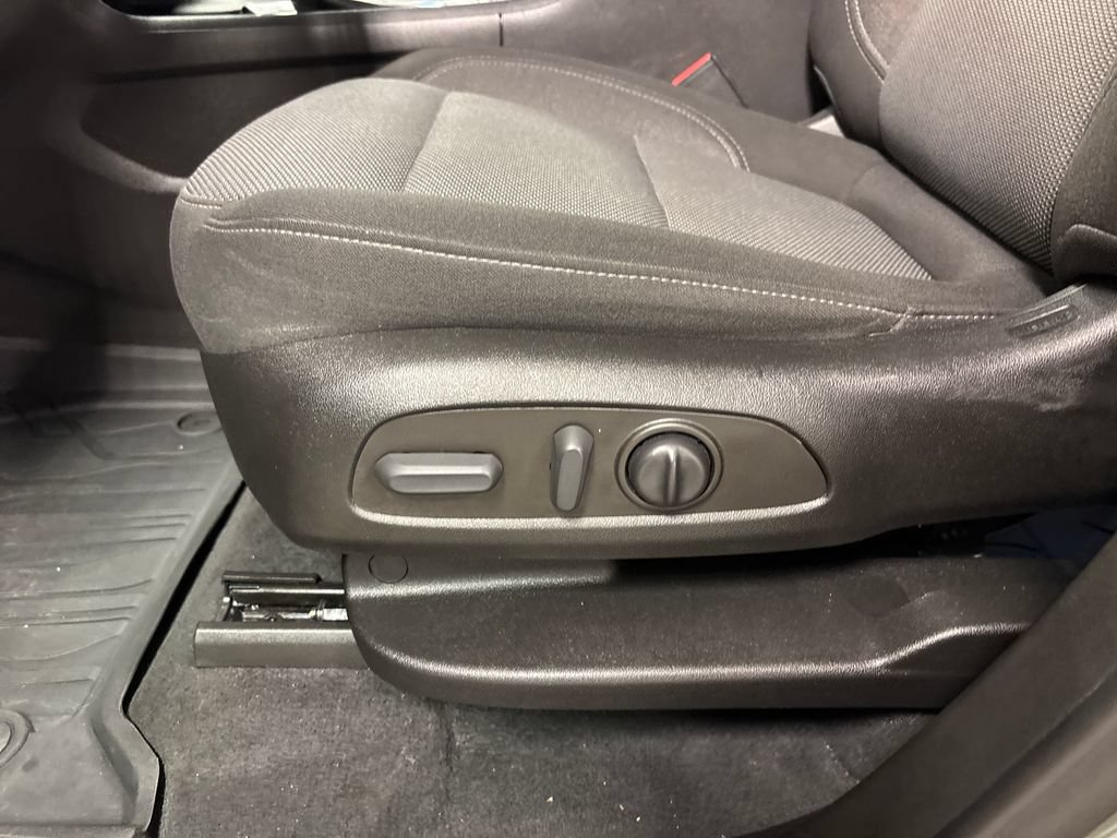 Used 2022 Chevrolet Traverse LT FWD image 25