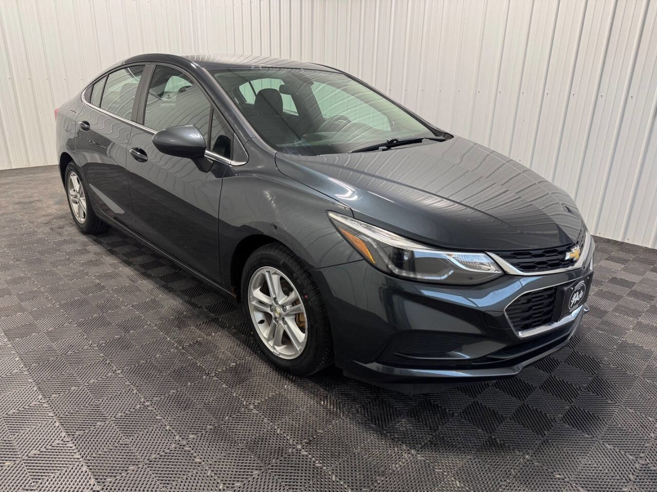 Used 2017 Chevrolet Cruze LT w/ Convenience Package FWD image 2