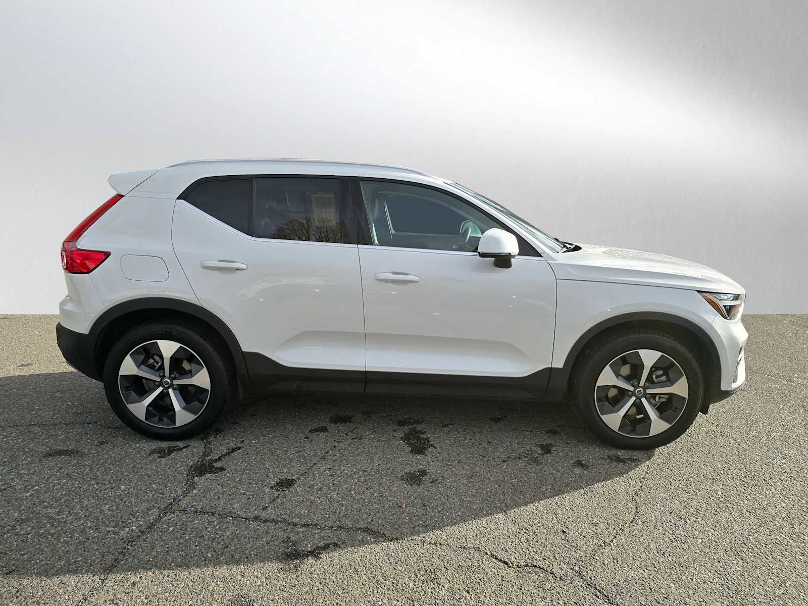 Certified 2025 Volvo XC40 B5 Core w/ Protection Package Premier image 2