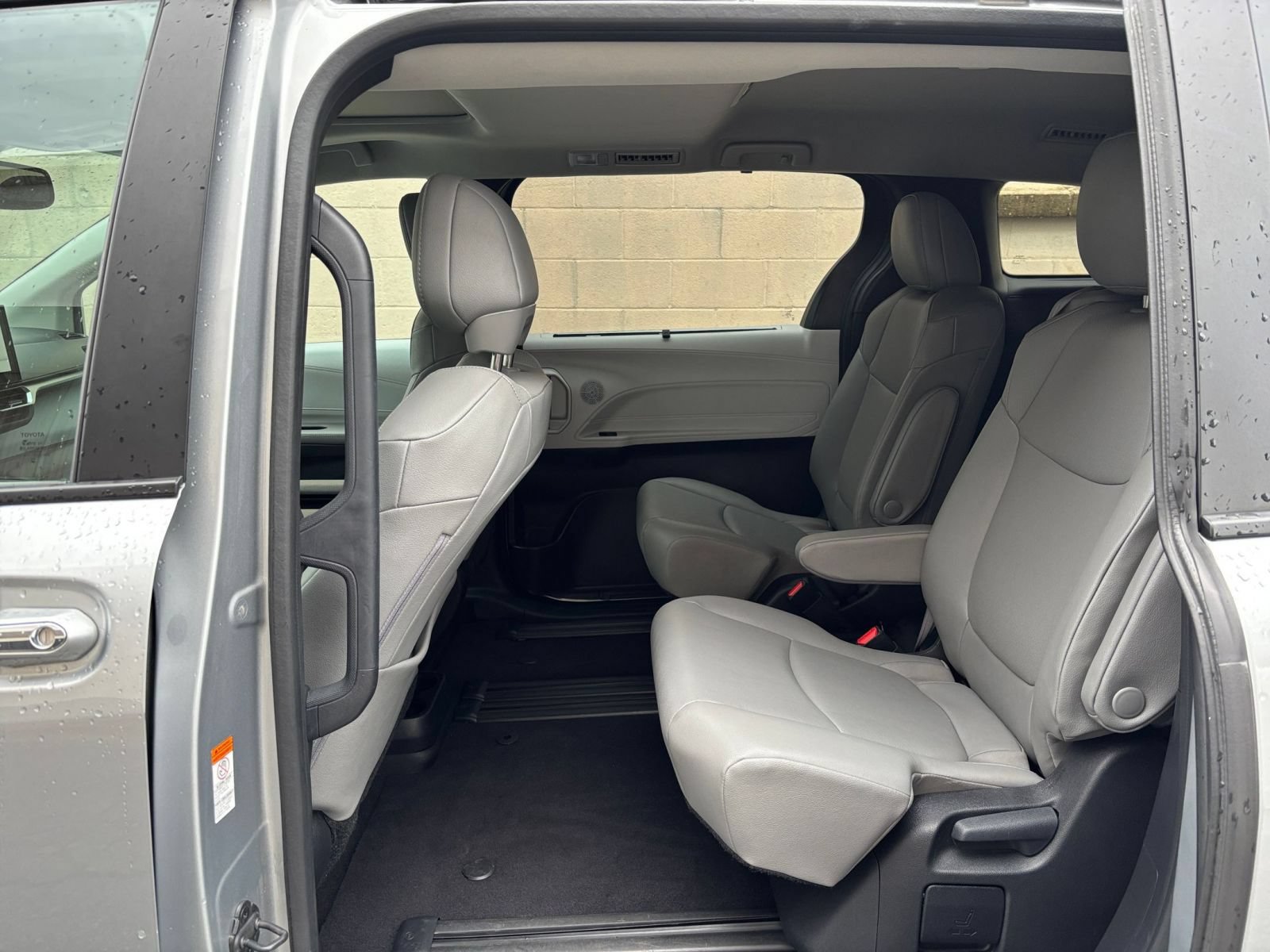 Used 2025 Toyota Sienna XLE FWD image 28