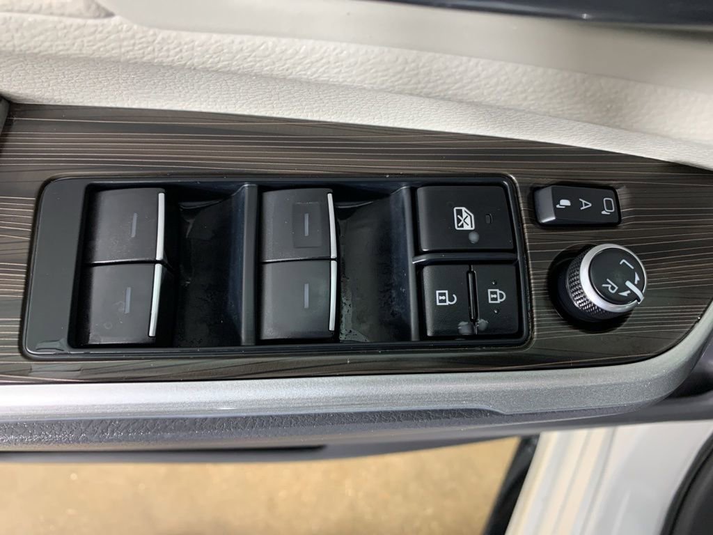 Used 2023 Toyota Sienna Limited FWD image 19