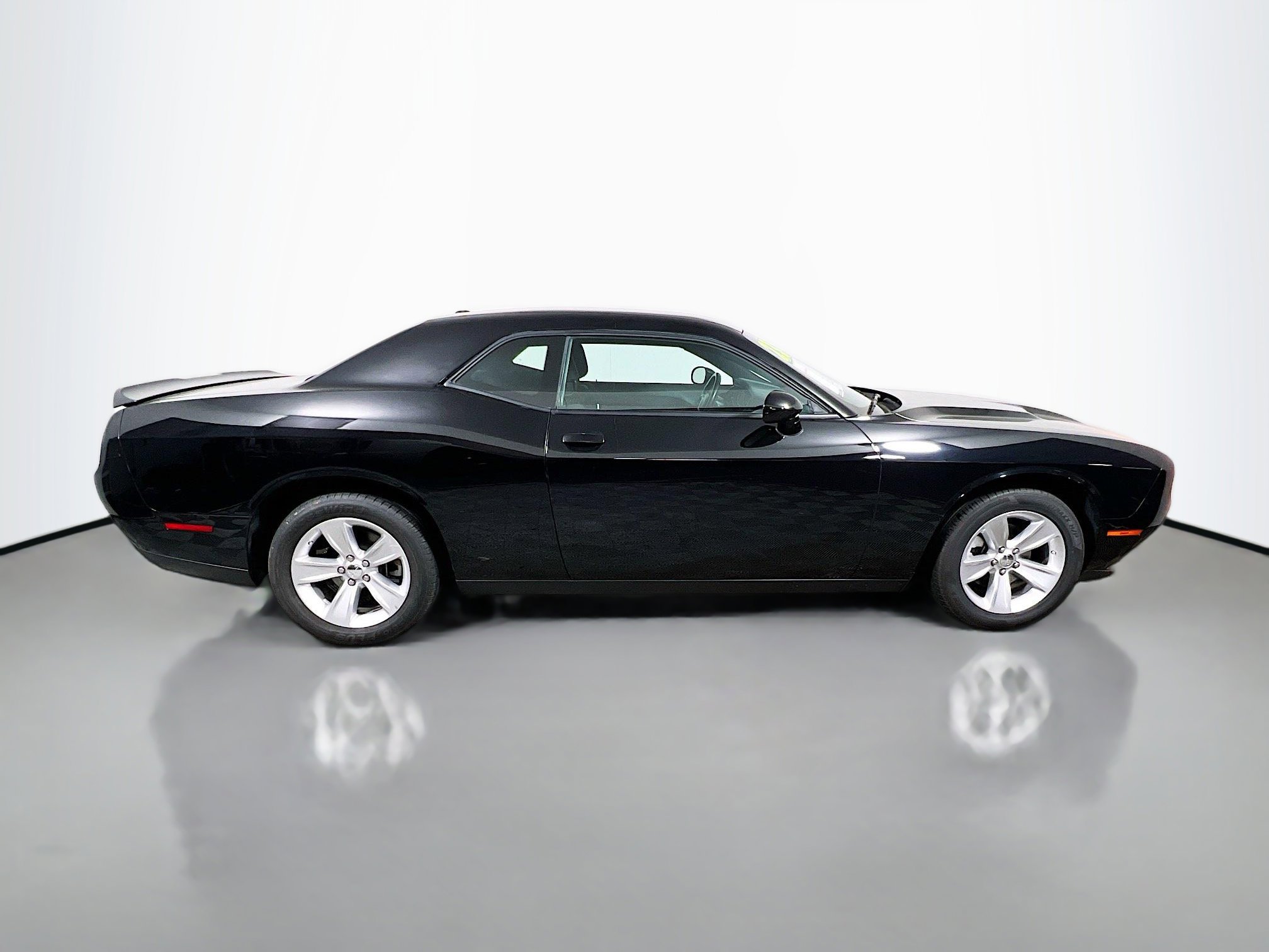 Used 2023 Dodge Challenger SXT image 3