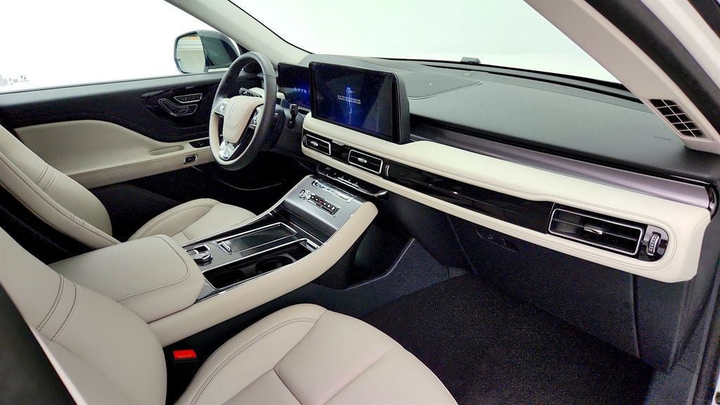 Used 2025 Lincoln Aviator 2WD w/ Jet Appearance Package image 21