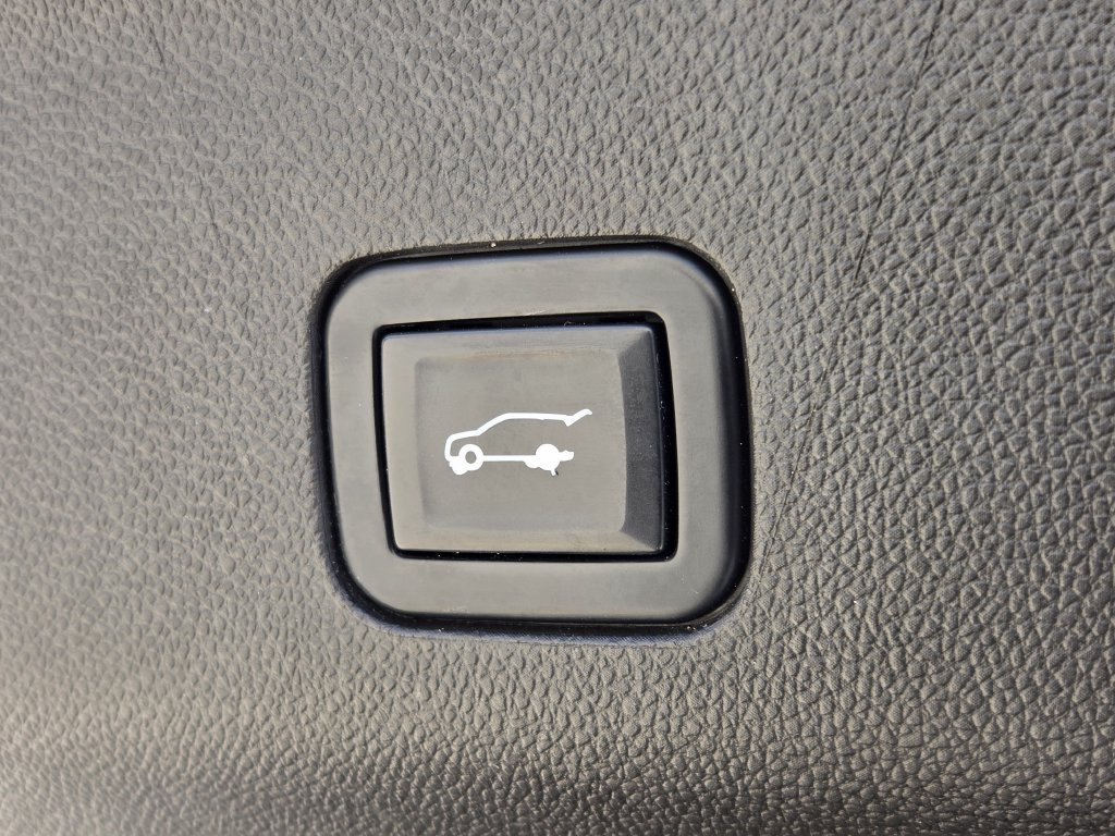 Used 2021 Chevrolet Suburban High Country RWD image 18