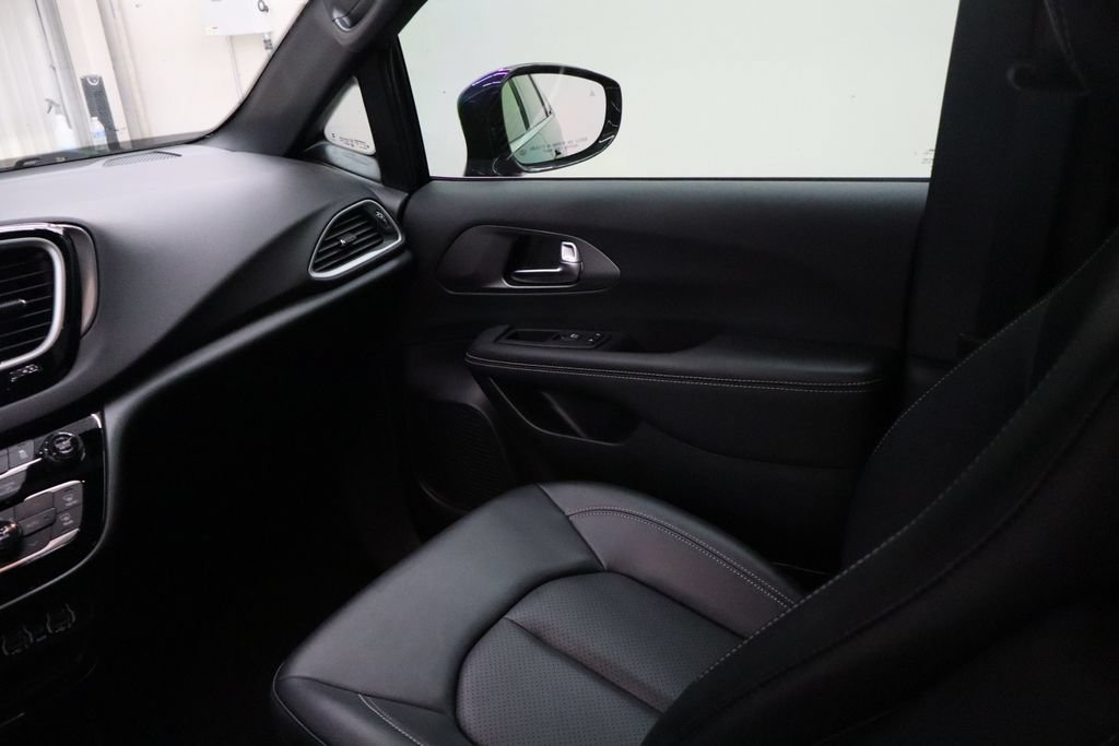Used 2025 Chrysler Pacifica Select FWD image 23
