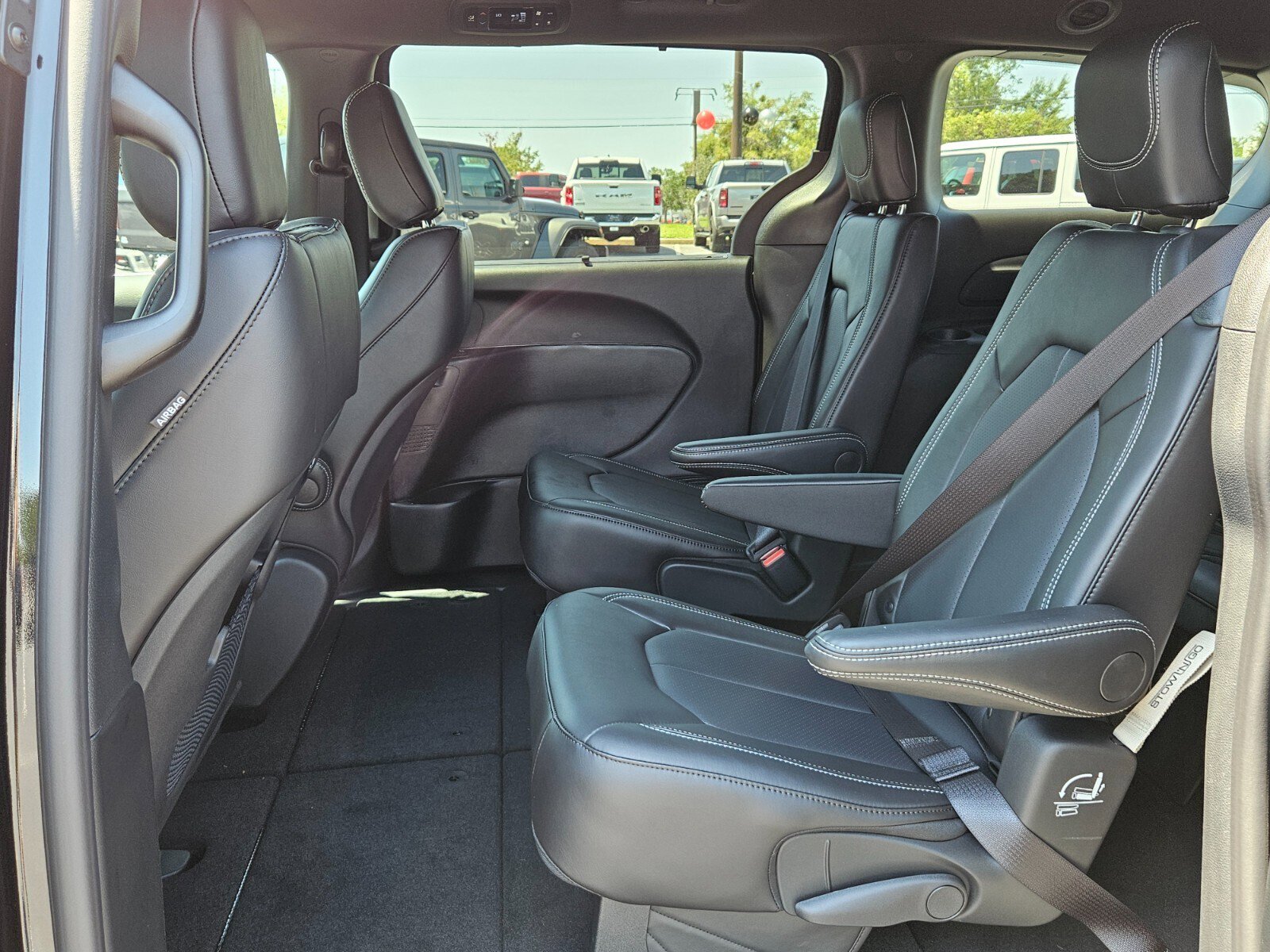 New 2026 Chrysler Pacifica Select image 4