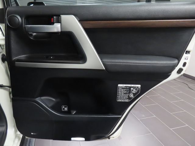 Used 2016 Toyota Land Cruiser image 12