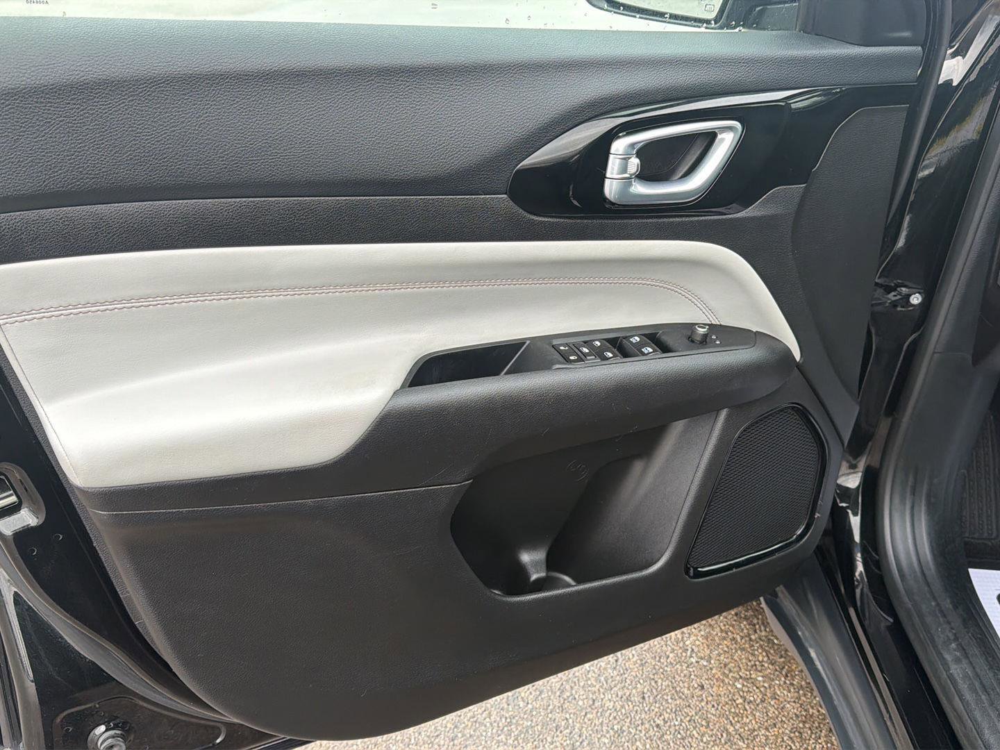 Used 2025 Jeep Compass Limited image 13