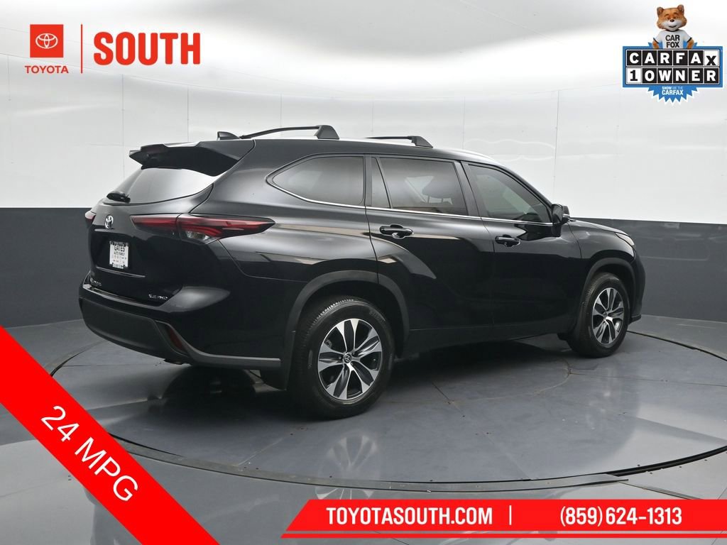 Used 2024 Toyota Highlander XLE AWD/4WD image 2