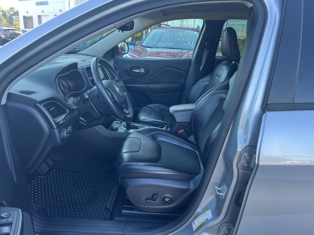 Used 2019 Jeep Cherokee Trailhawk image 9