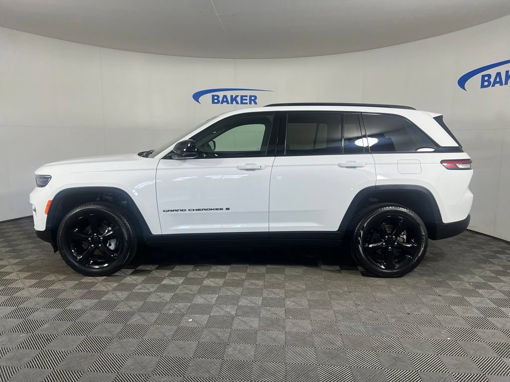 Used 2024 Jeep Grand Cherokee Limited w/ Black Appearance Package AWD/4WD image 2