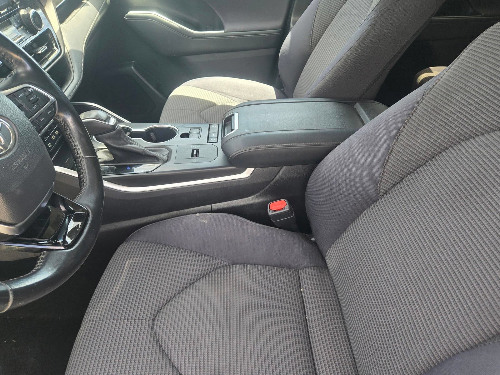 Used 2021 Toyota Highlander LE FWD image 18