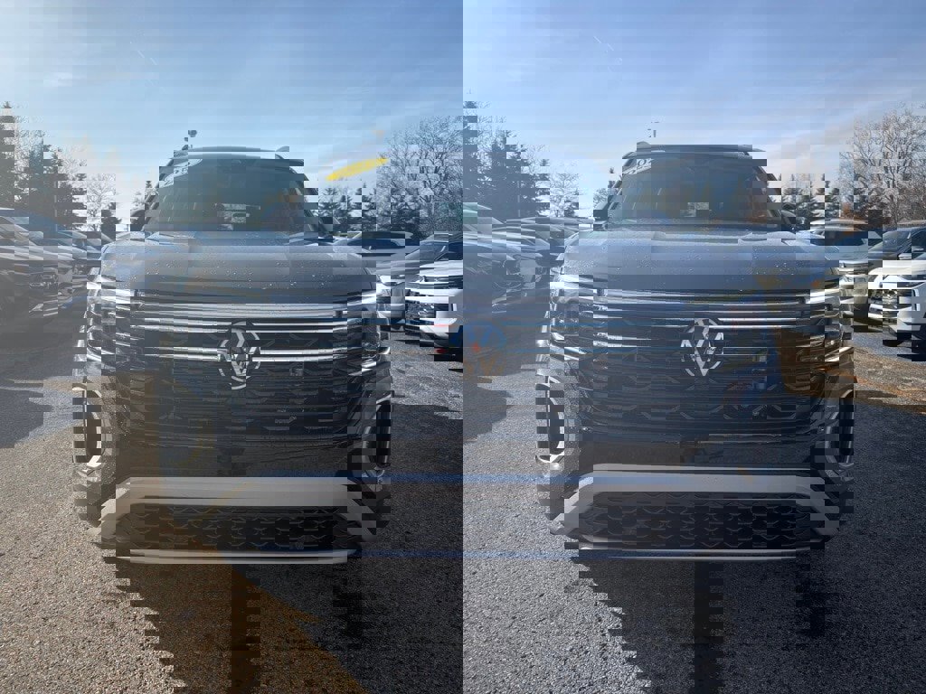 Used 2025 Volkswagen Atlas Peak Edition SE image 2