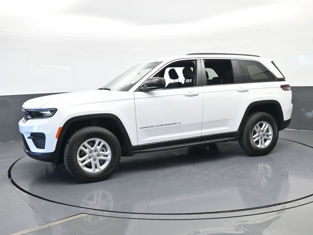 Used 2025 Jeep Grand Cherokee Laredo image 2