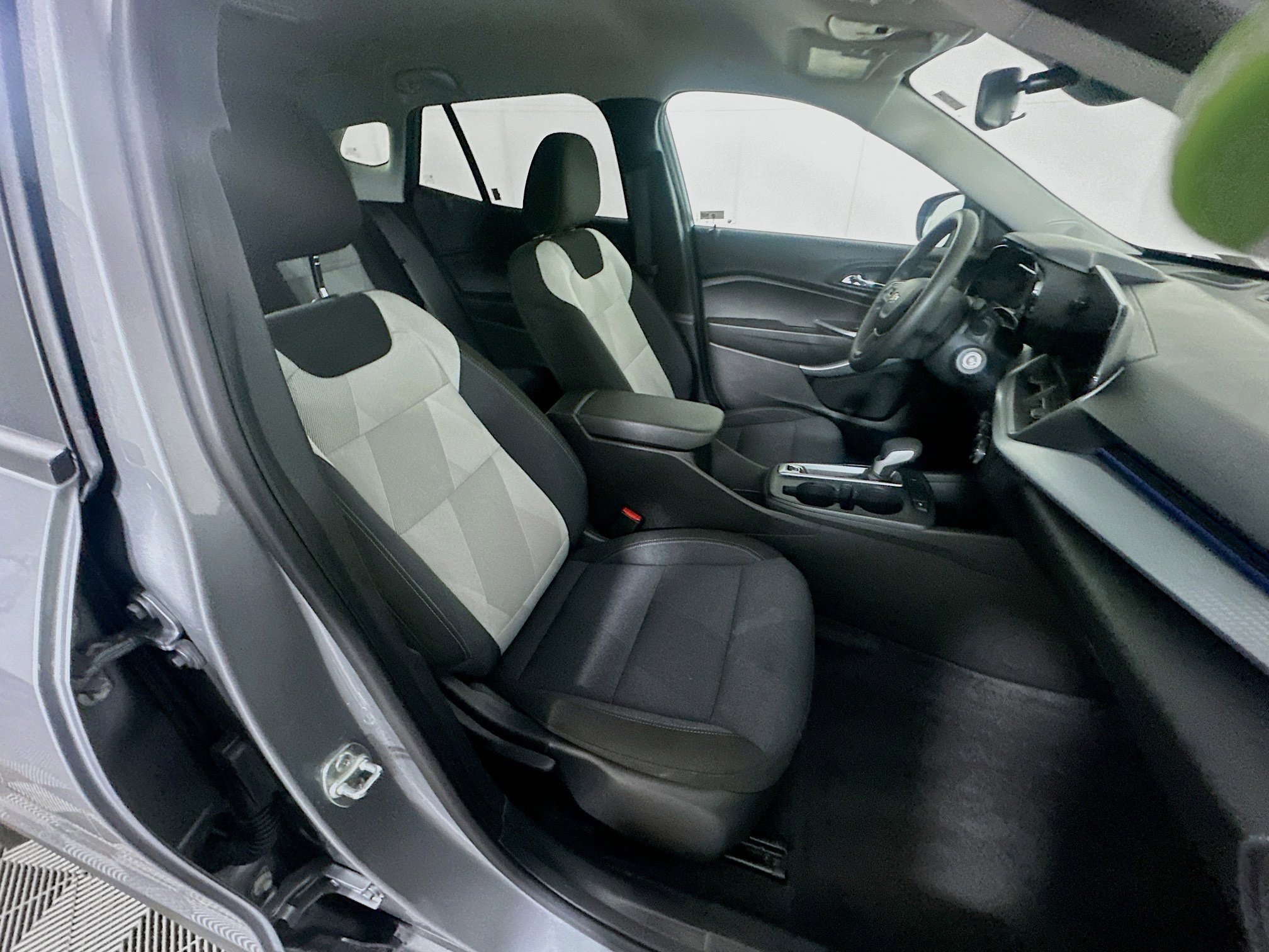 Used 2025 Chevrolet Trax LS FWD image 29