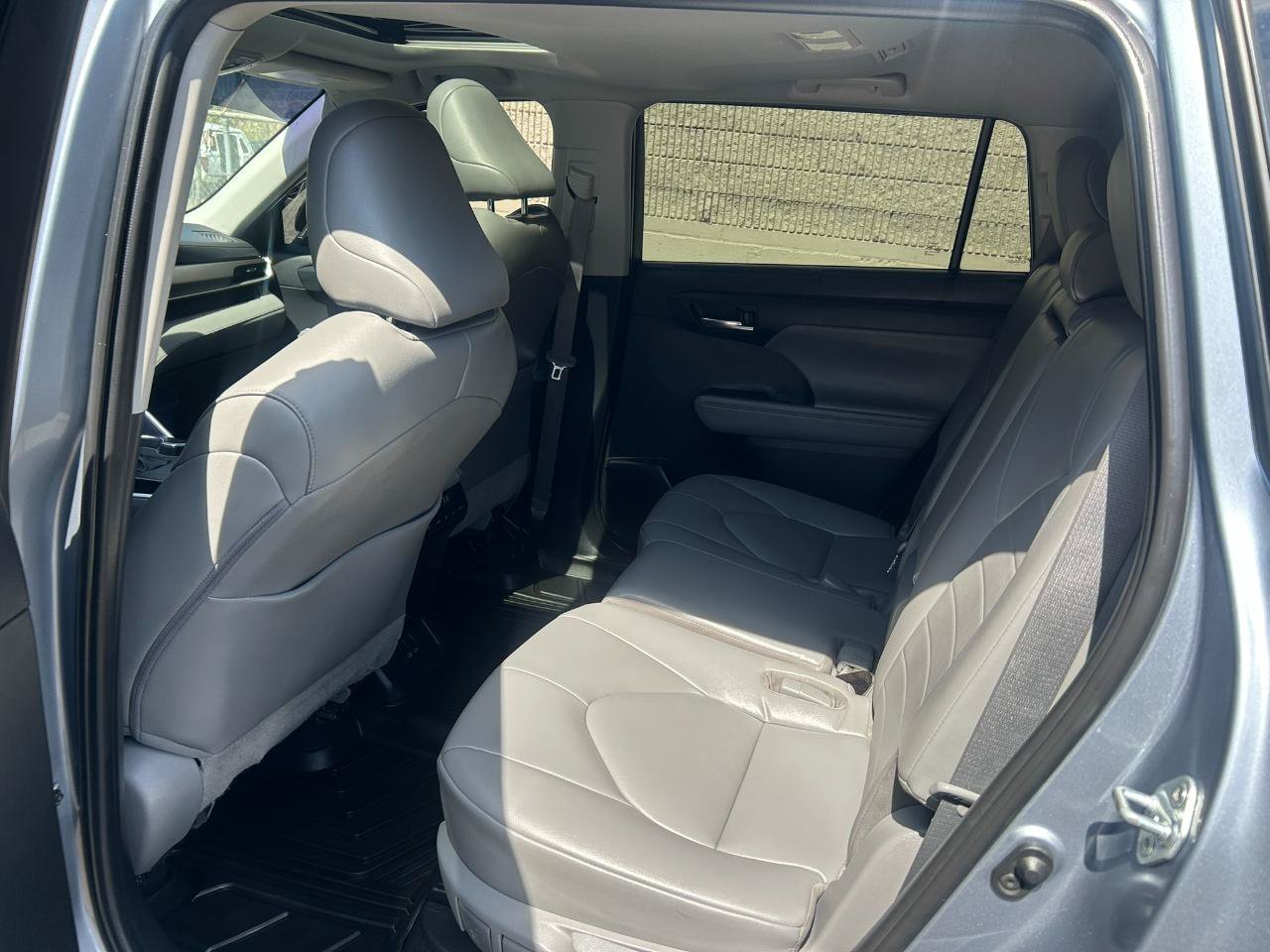 Used 2022 Toyota Highlander XLE AWD/4WD image 14